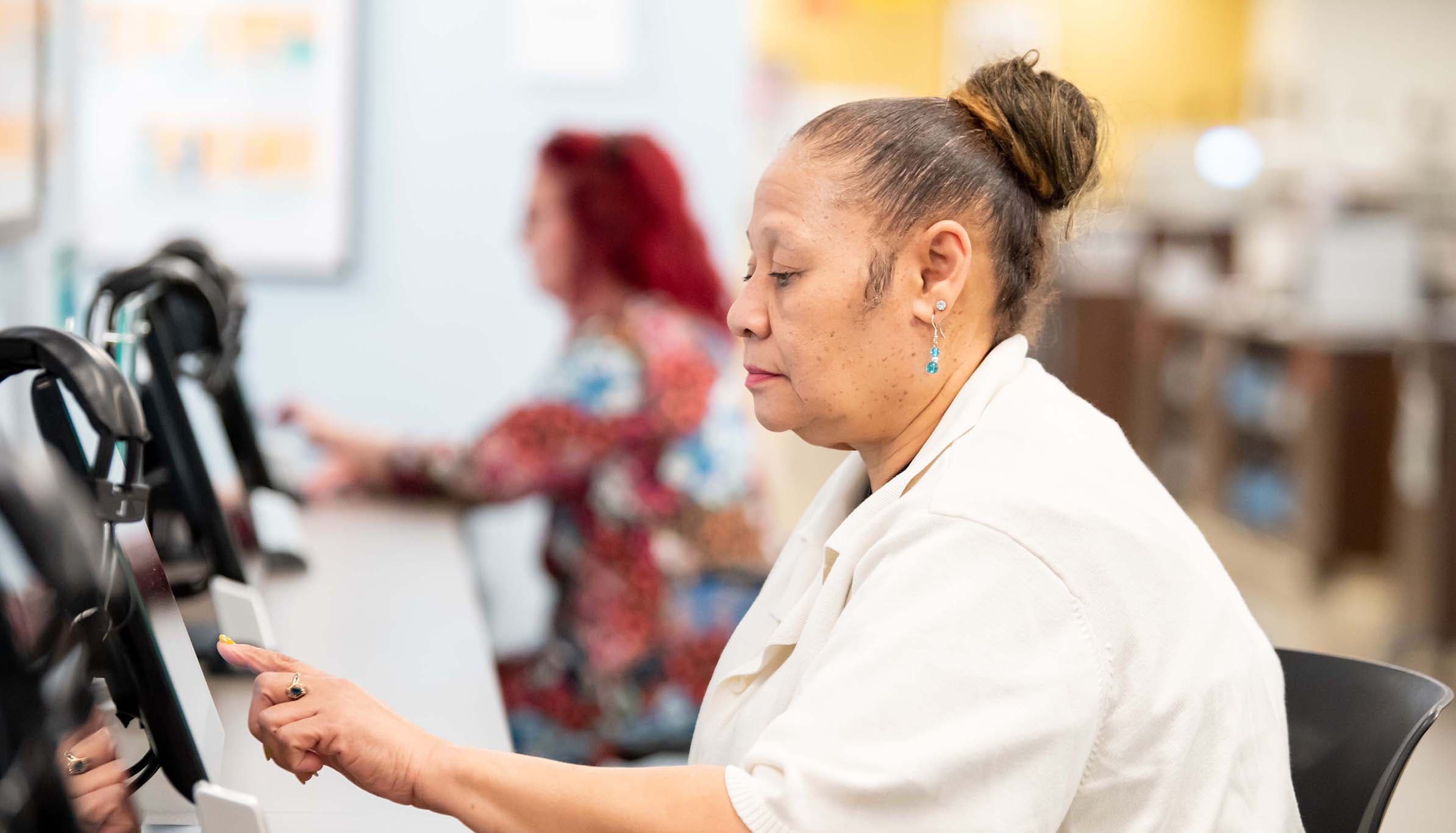 Donor filling out Donation Checklist