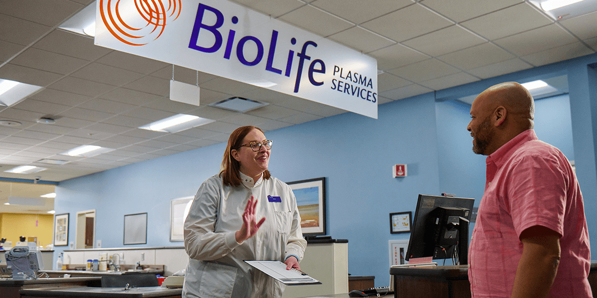 BioLife employee chatting with donor at font desk